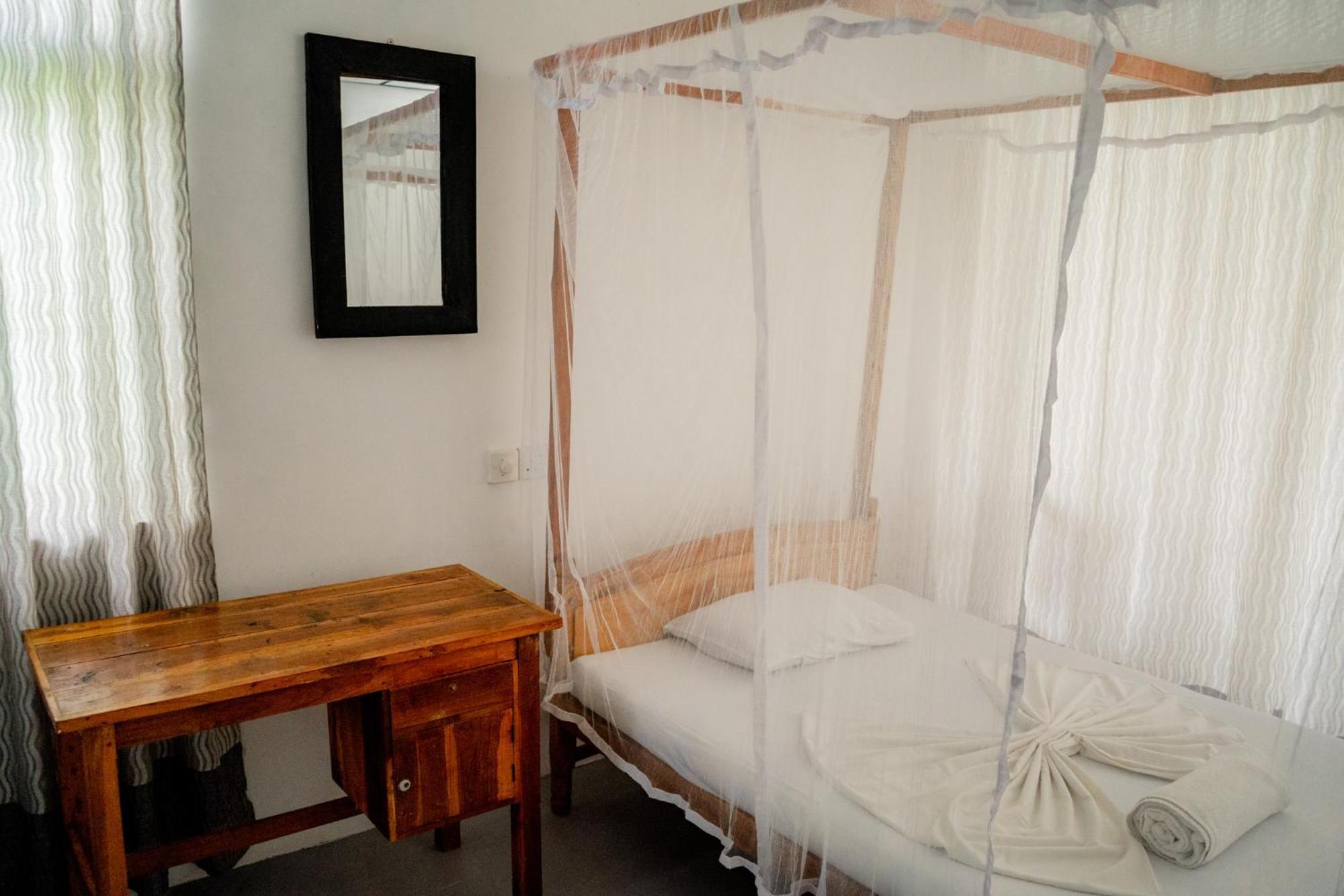 Asanka Surf House & Resturant Bed & Breakfast Midigama East Ngoại thất bức ảnh