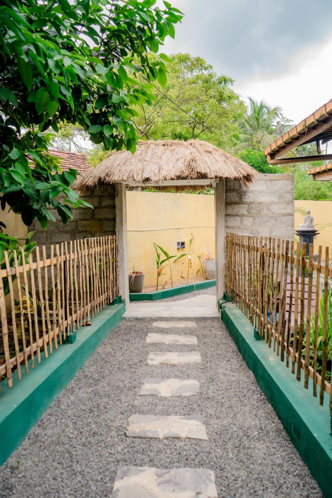 Asanka Surf House & Resturant Bed & Breakfast Midigama East Ngoại thất bức ảnh