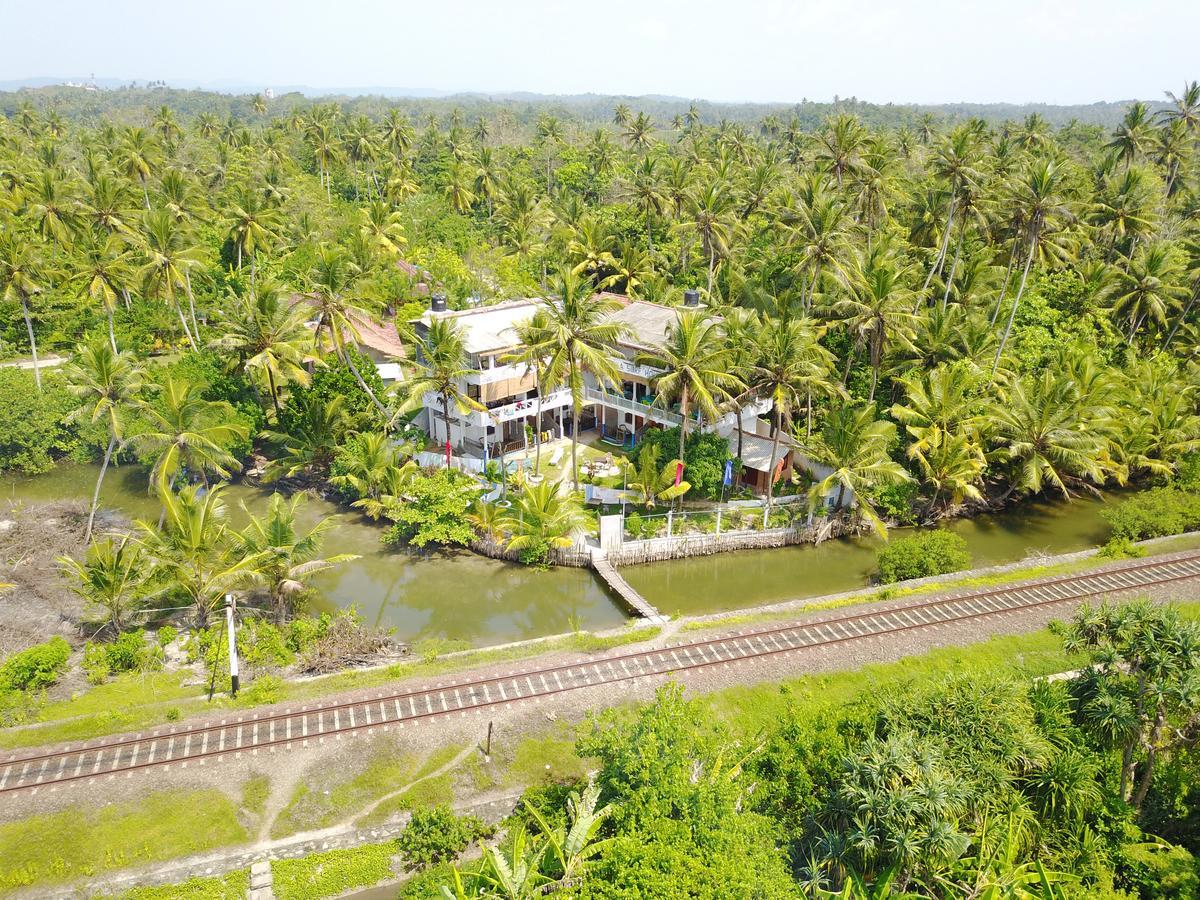 Asanka Surf House & Resturant Bed & Breakfast Midigama East Ngoại thất bức ảnh