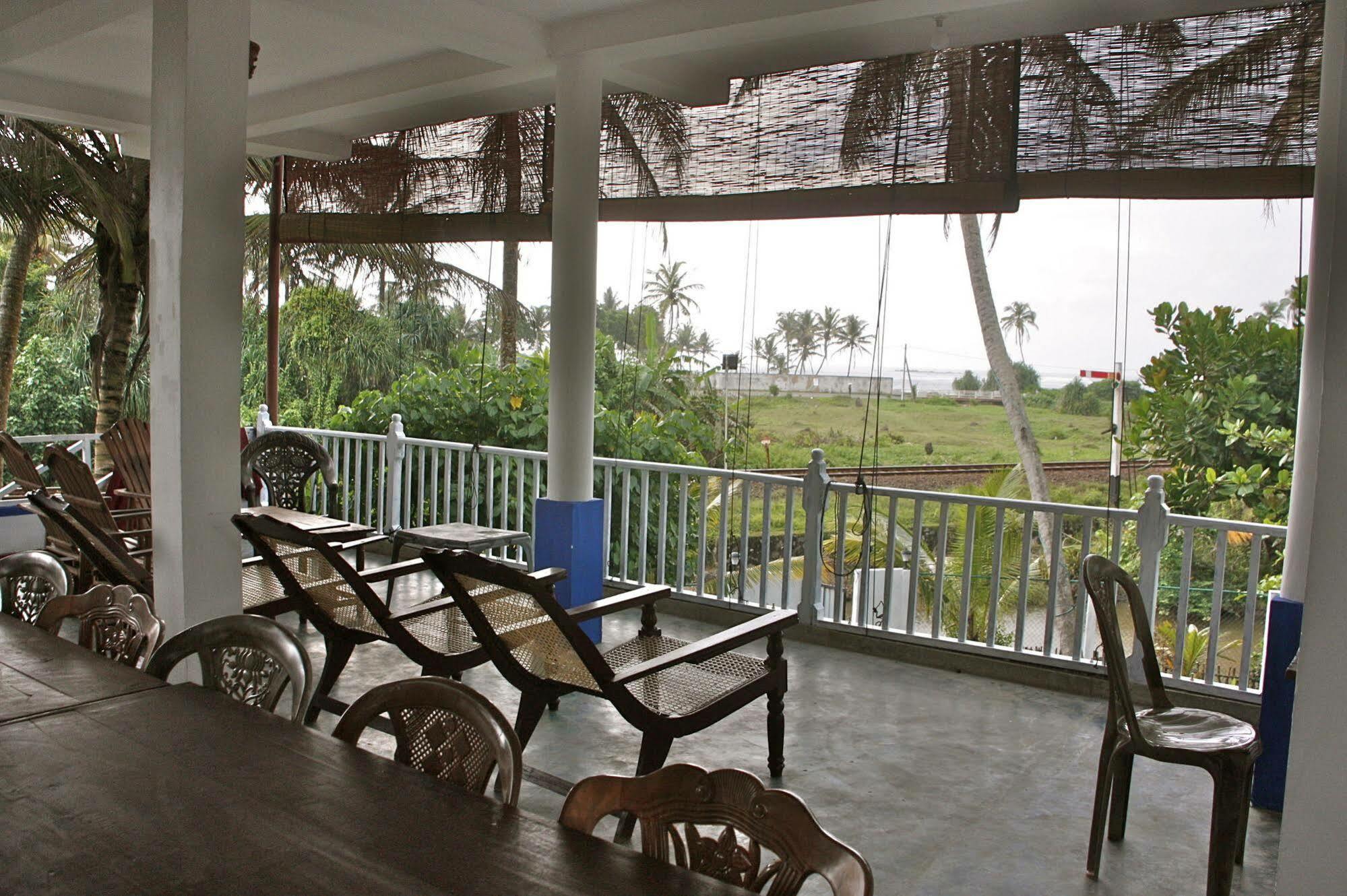 Asanka Surf House & Resturant Bed & Breakfast Midigama East Ngoại thất bức ảnh